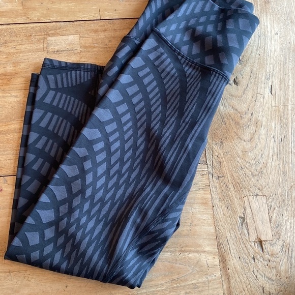 Alo Yoga 3/4 Length Leggings – Size Small – Wide Waistband – Great Condition - Picture 6 of 6